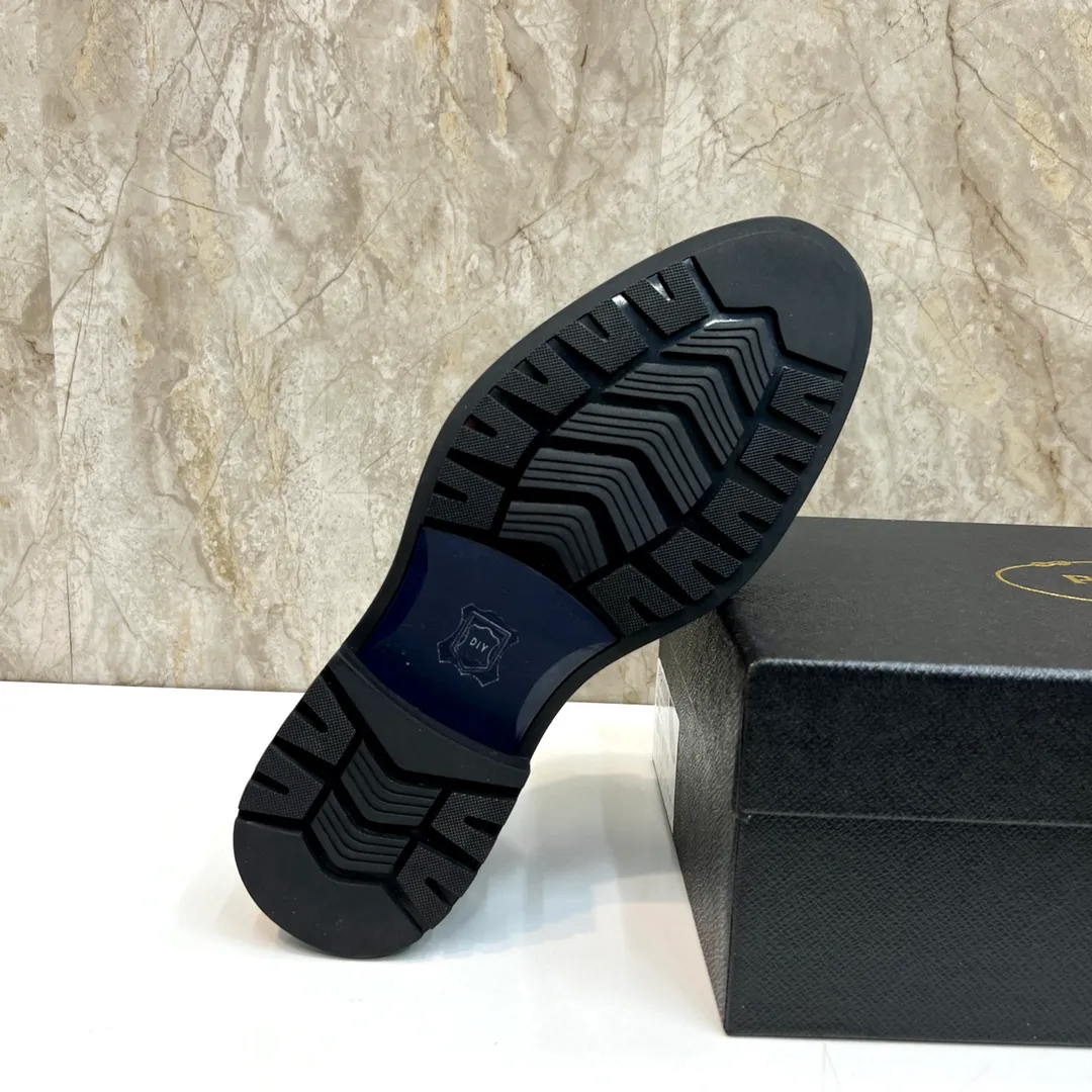 Original order quality: P580 Brand: PRADA (Prada) Standard code: Men's size 38/44 (45 can be customized) Grade: Same style as the official website High-quality men's shoes Material: Original cowhide Water-dyed cowhide lining Rubber outsole Style categories: Men's fashionable formal leather shoes Slip-on men's shoes series Young fashion European and American trends British style Top luxury Color: Actual picture